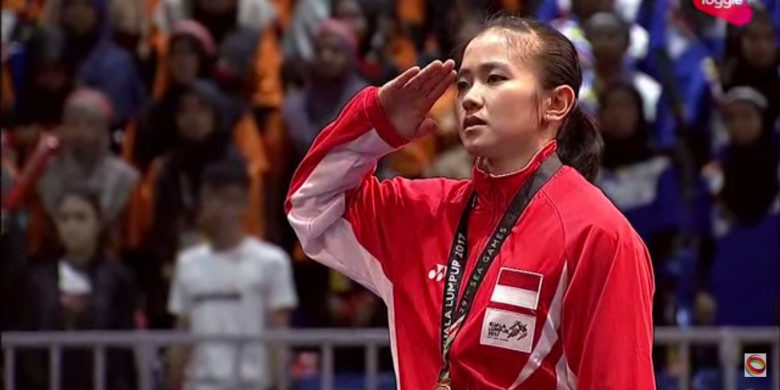 Atlet Wushu Felda Elvira Santoso memberi hormat saat Indonesia Raya berkumandang diajang SEA Games 2017 (sumber bolasport)