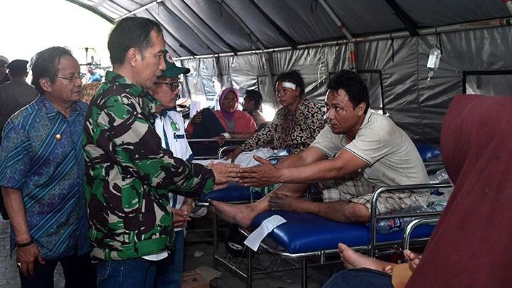 Presiden Jokowi mengunjungi korban gempa Sulteng (sumber tempo)