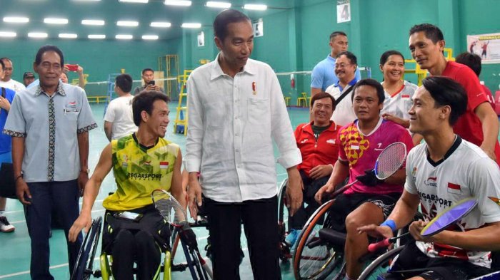 Presiden Jokowi dan atlet Paralympian Badminton ( sumber Tribun)