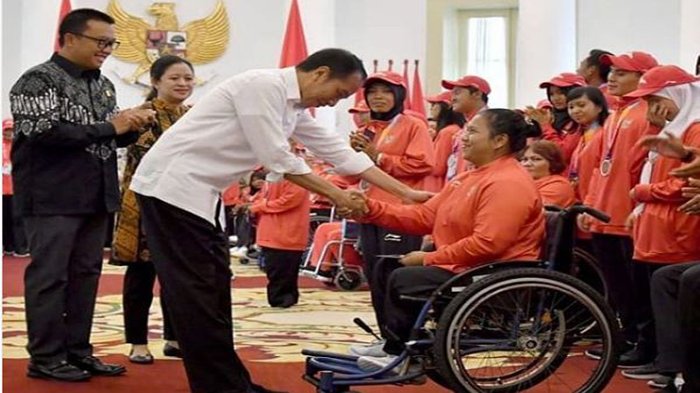 Presiden Jokowi memberikan bonus atlet Asian Para Games (sumber tribun)