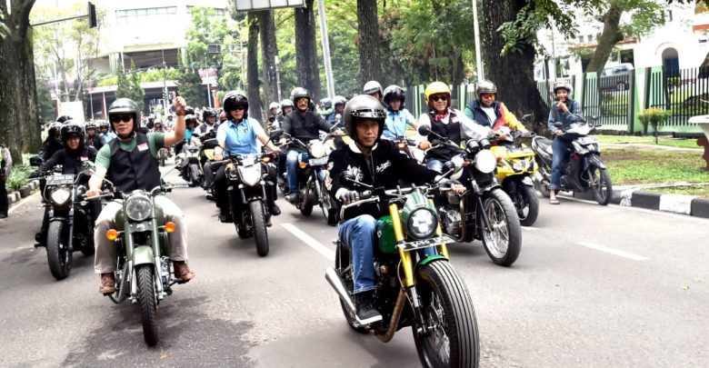 Presiden Jokowi Menaiki motor saat di Bandung (sumber Biro Setpers)