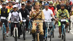 Presiden Jokowi menaiki onthel di Bandung (sumber Google)