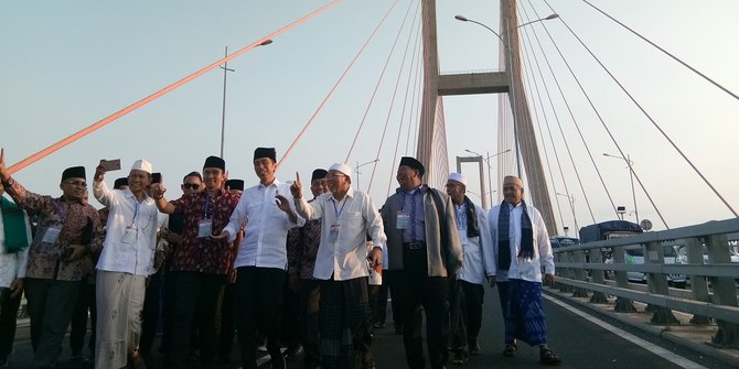 Presiden Jokowi mengunjungi Suramadu (foto Merdeka)