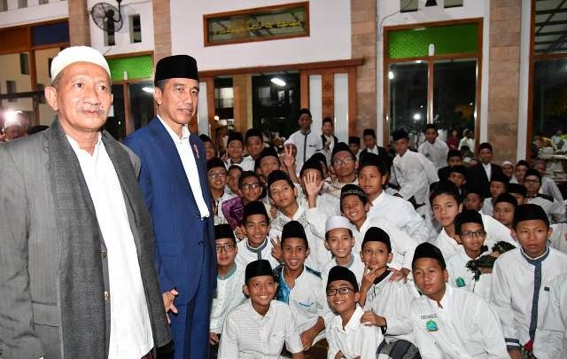 Presiden Jokowi mengunjungi KH Agoes Ali Mashuri (sumber minute post)