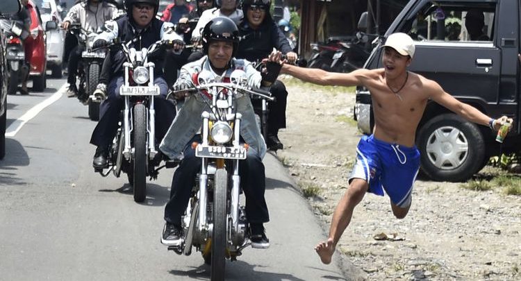 Jokowi mengendari motor chopper (Foto Kompas)
