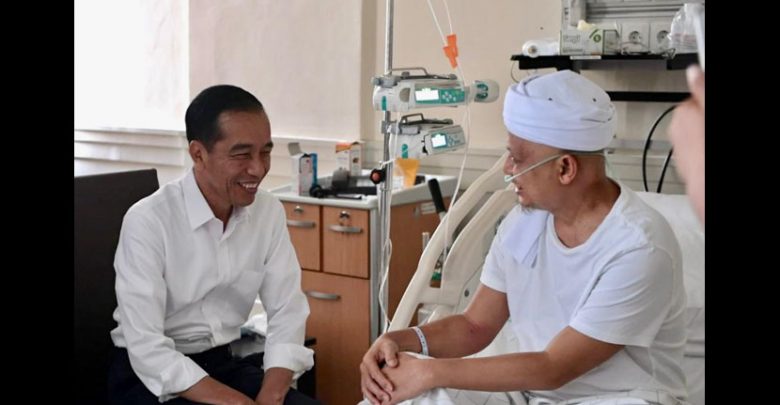 Presiden Jokowi Menjenguk USt. Arifin Ilham