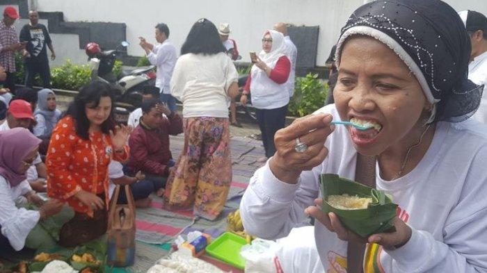 Relawan Jokowi-Maruf Amin di Surabaya gelar syukuran dengan menu Bubur Sengkolo, Minggu (21/4/2019) (foto Tribun)