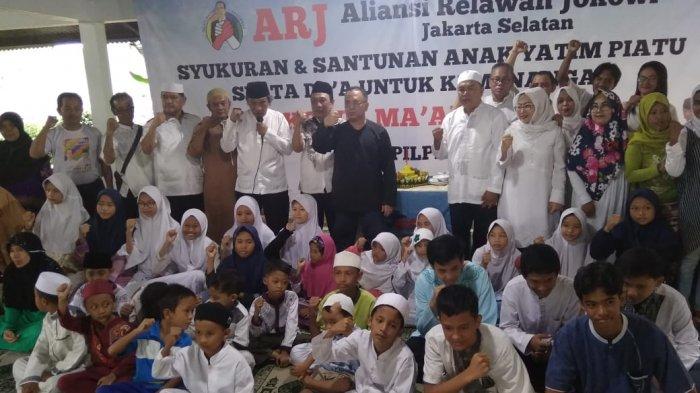 Aliansi Relawan Jokowi (ARJ) yang merupakan salah satu relawan pendukung pasangan calon 01, Jokowi – Ma’aruf Amin, memberikan santunan kepada 200 anak yatim di kawasan Pasar Minggu, Jakarta Selatan, Jumat (3/5/2019).